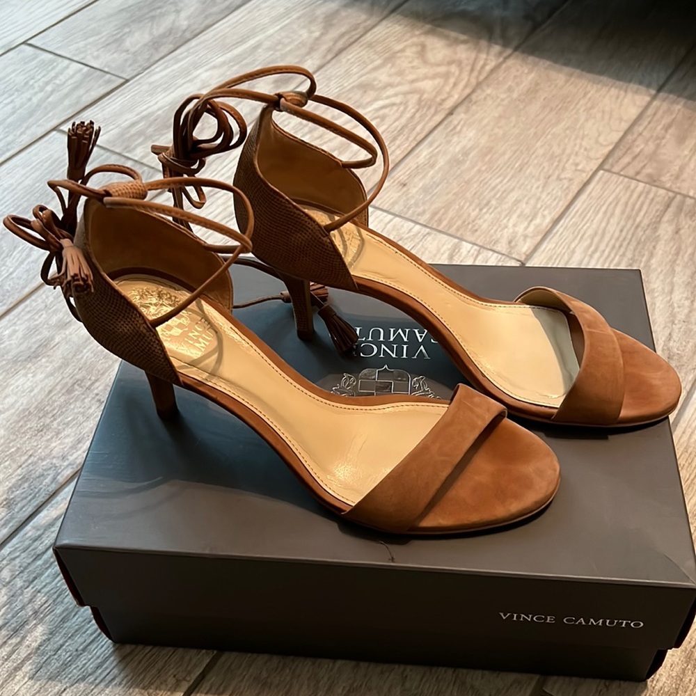 VINCE CAMUTO KATHIN SANDAL AMENDOA NUBUCK SIZE 8